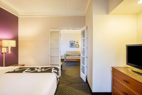 La Quinta by Wyndham St. Louis Westport - image 9