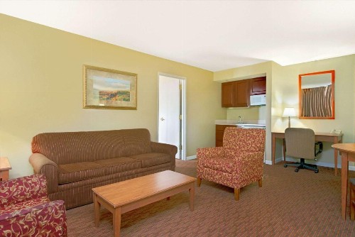 Days Inn by Wyndham St. Louis/Westport MO - image 9