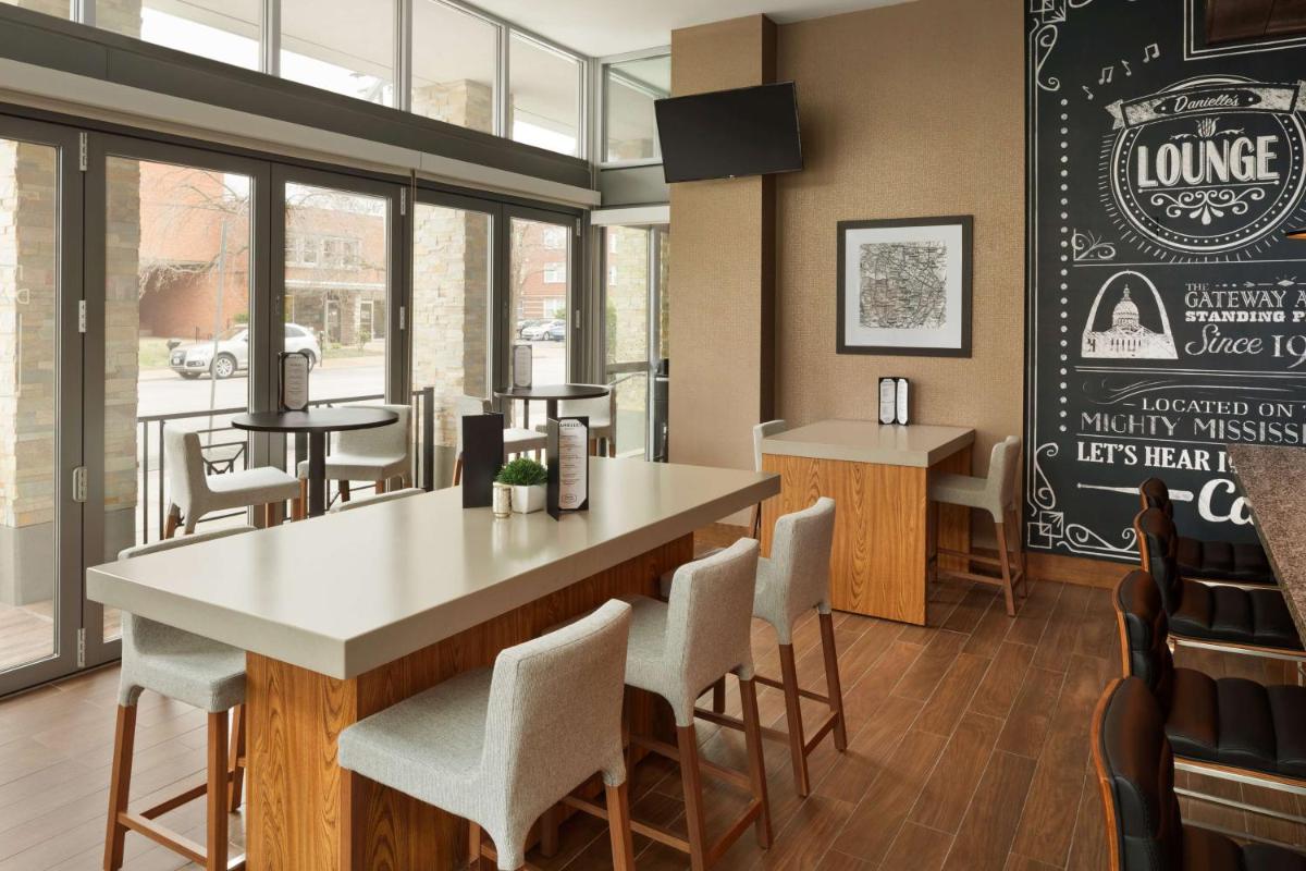 Hampton Inn and Suites Clayton/St. Louis-Galleria Area - image 3