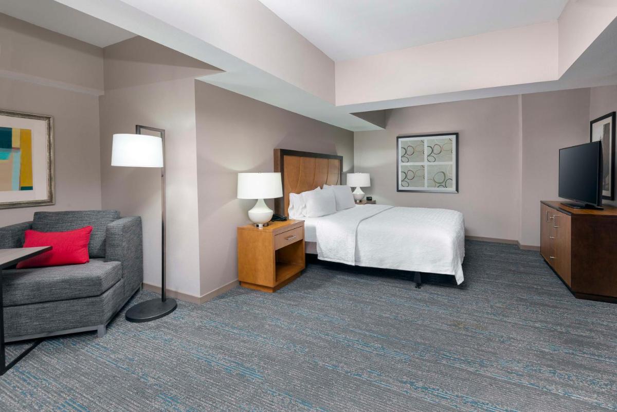 Hampton Inn and Suites Clayton/St. Louis-Galleria Area - image 7