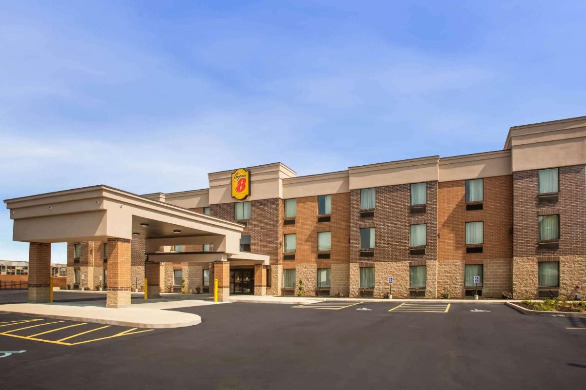 Super 8 by Wyndham St. Louis North - main image