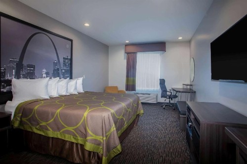 Super 8 by Wyndham St. Louis North - image 11