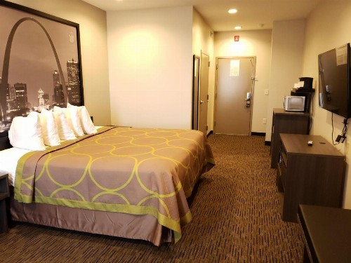 Super 8 by Wyndham St. Louis North - image 2