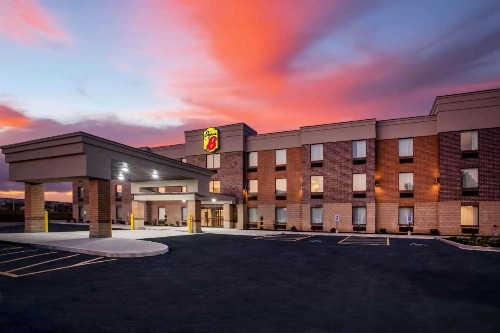 Super 8 by Wyndham St. Louis North - image 4