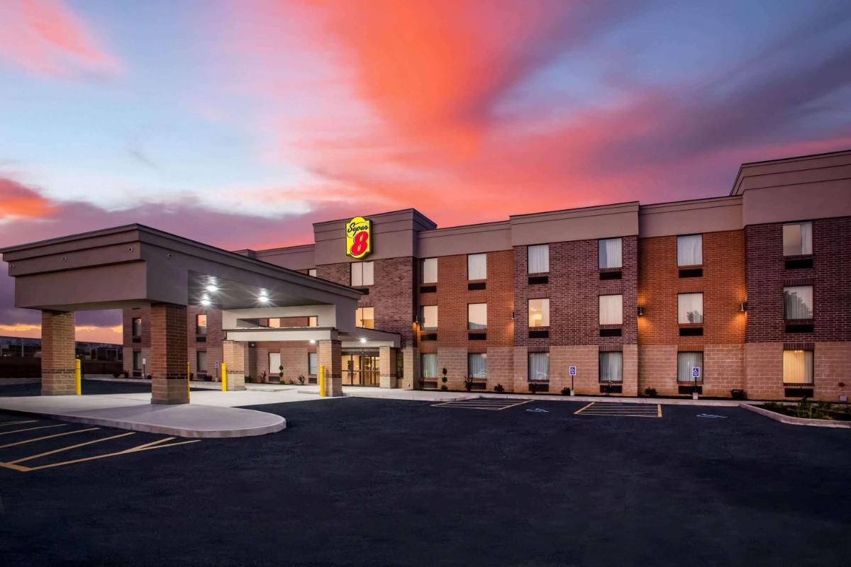 Super 8 by Wyndham St. Louis North - image 4