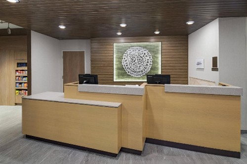 Fairfield Inn & Suites by Marriott St. Louis Downtown - image 3