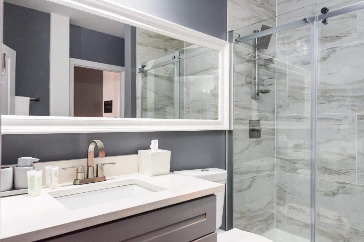 Luxe LF Square 1BR with Rooftop by Zencity - image 6