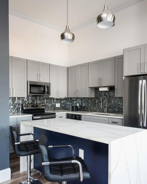 Luxe LF Square 1BR with City View & Rooftop by Zencity - image 7