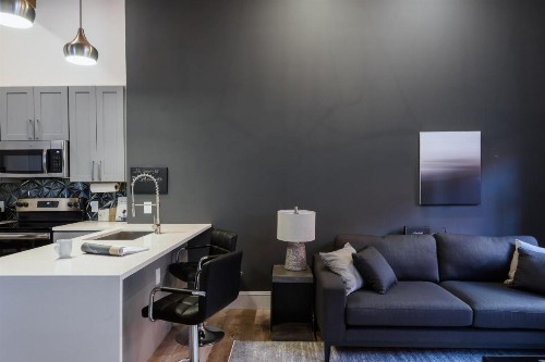 Luxe LF Square 1BR with Rooftop by Zencity - image 12