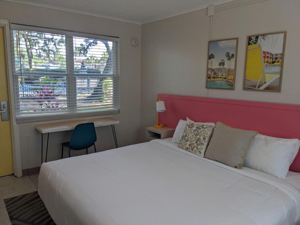 Queen's Court Inn - image 2
