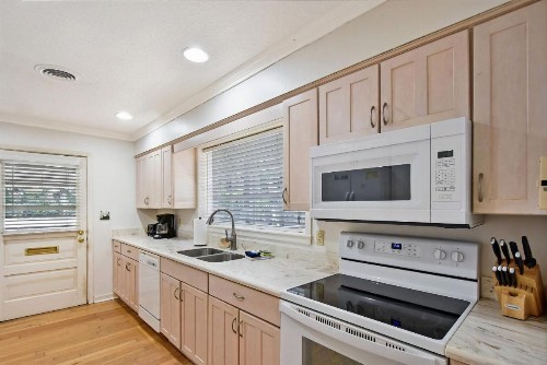 The Pink House - image 9