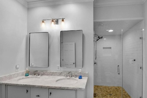 East Beach- Upscale yet comfortable with private pool - image 18