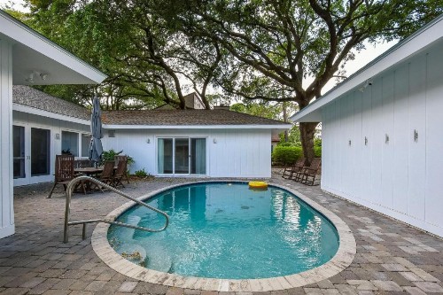 East Beach- Upscale yet comfortable with private pool - image 23