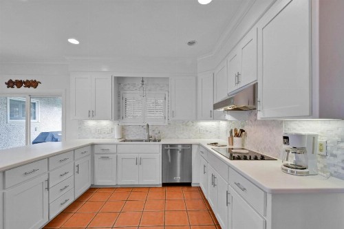 East Beach- Upscale yet comfortable with private pool - image 30