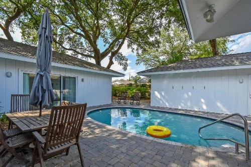 East Beach- Upscale yet comfortable with private pool - image 32