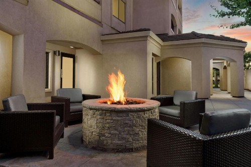 Courtyard By Marriott Salinas Monterey - image 1
