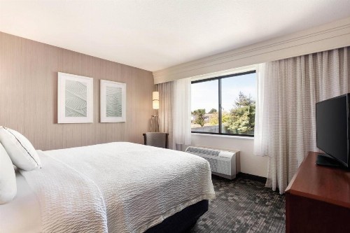 Courtyard By Marriott Salinas Monterey - image 10