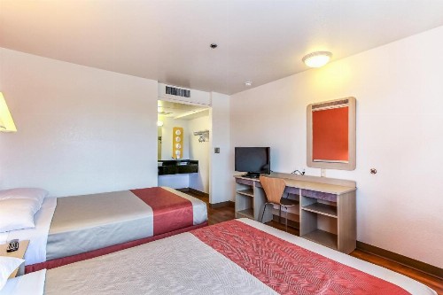 Motel 6-Salinas CA - South - Monterey Area - image 9