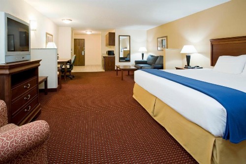 Holiday Inn Express Airport East an IHG Hotel - image 18