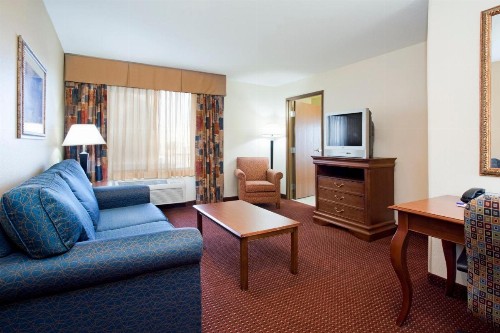 Holiday Inn Express Airport East an IHG Hotel - image 19