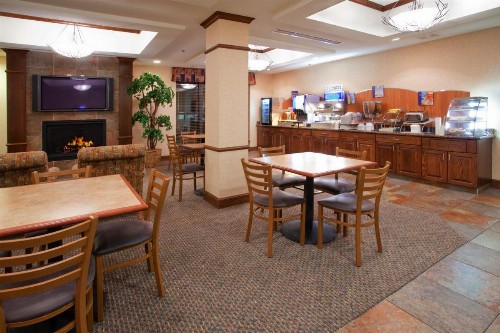 Holiday Inn Express Airport East an IHG Hotel - image 3