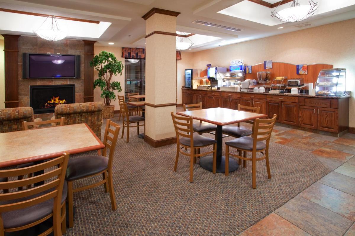 Holiday Inn Express Airport East an IHG Hotel - image 3