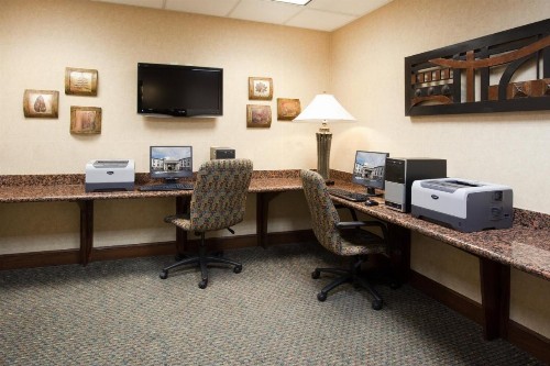 Holiday Inn Express Airport East an IHG Hotel - image 30