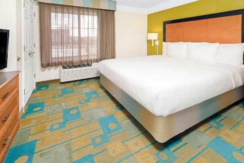 La Quinta Inn & Suites by Wyndham Salt Lake City Airport - image 16