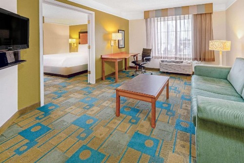 La Quinta Inn & Suites by Wyndham Salt Lake City Airport - image 17