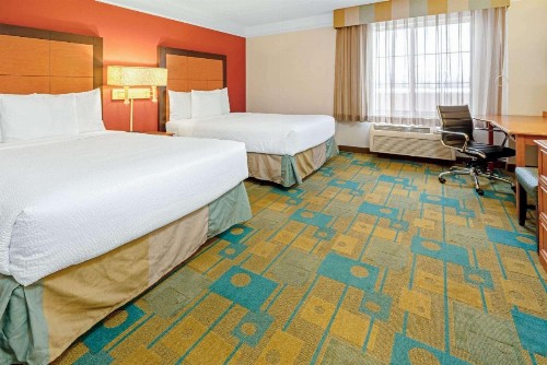 La Quinta Inn & Suites by Wyndham Salt Lake City Airport - image 2