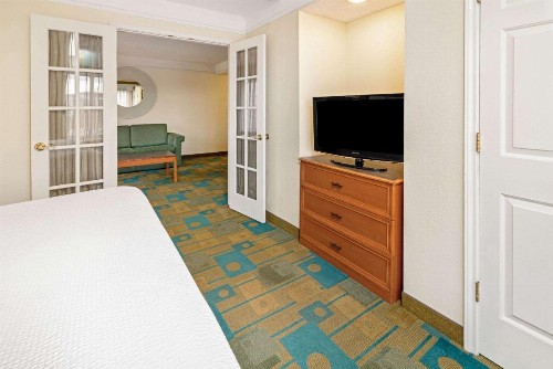 La Quinta Inn & Suites by Wyndham Salt Lake City Airport - image 20