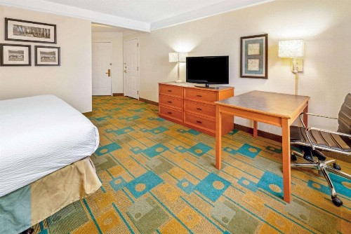 La Quinta Inn & Suites by Wyndham Salt Lake City Airport - image 24