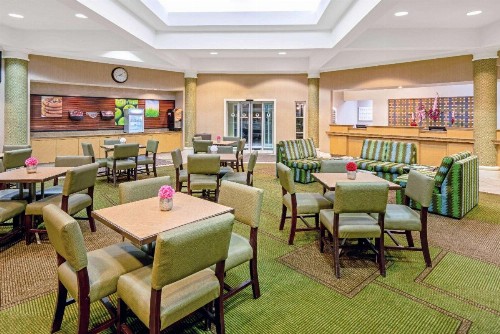 La Quinta Inn & Suites by Wyndham Salt Lake City Airport - image 27