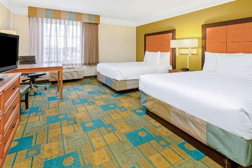 La Quinta Inn & Suites by Wyndham Salt Lake City Airport - image 4