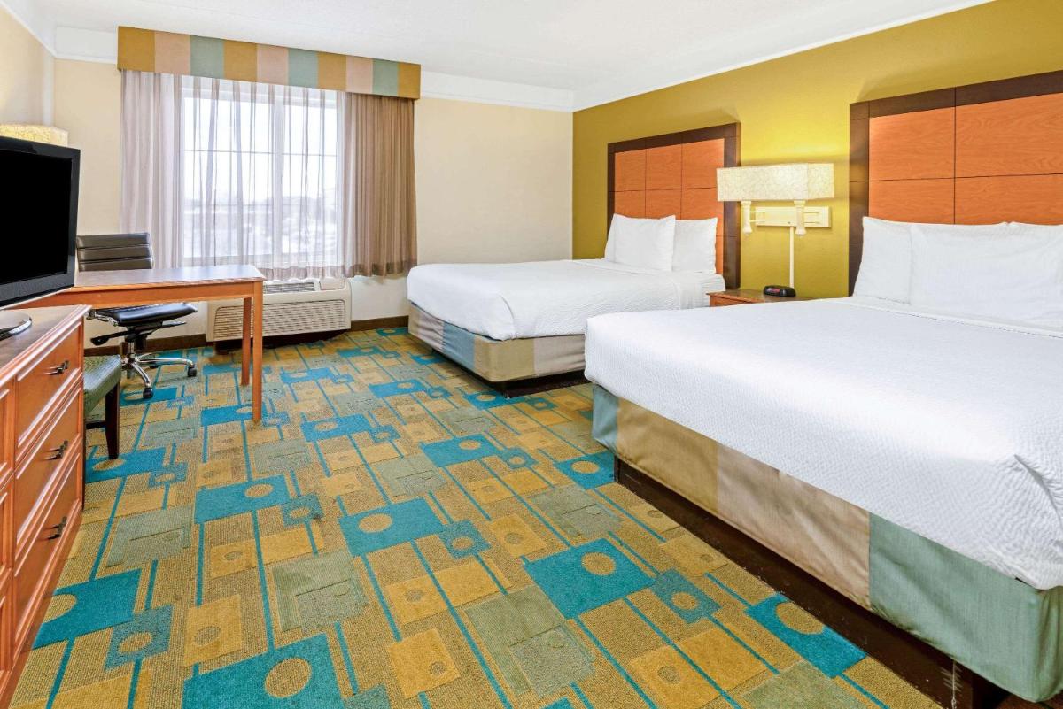 La Quinta Inn & Suites by Wyndham Salt Lake City Airport - image 4
