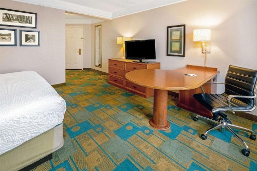 La Quinta Inn & Suites by Wyndham Salt Lake City Airport - image 43