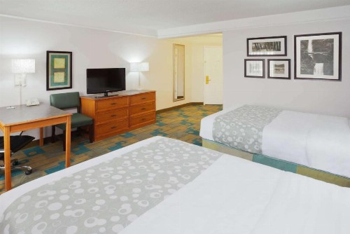 La Quinta Inn & Suites by Wyndham Salt Lake City Airport - image 5