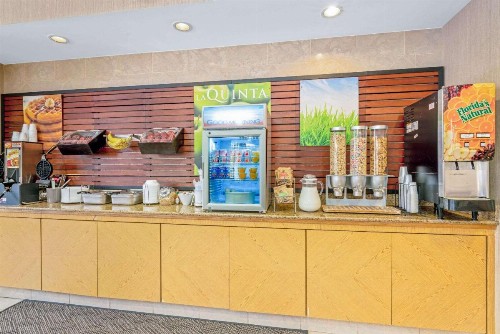 La Quinta Inn & Suites by Wyndham Salt Lake City Airport - image 8
