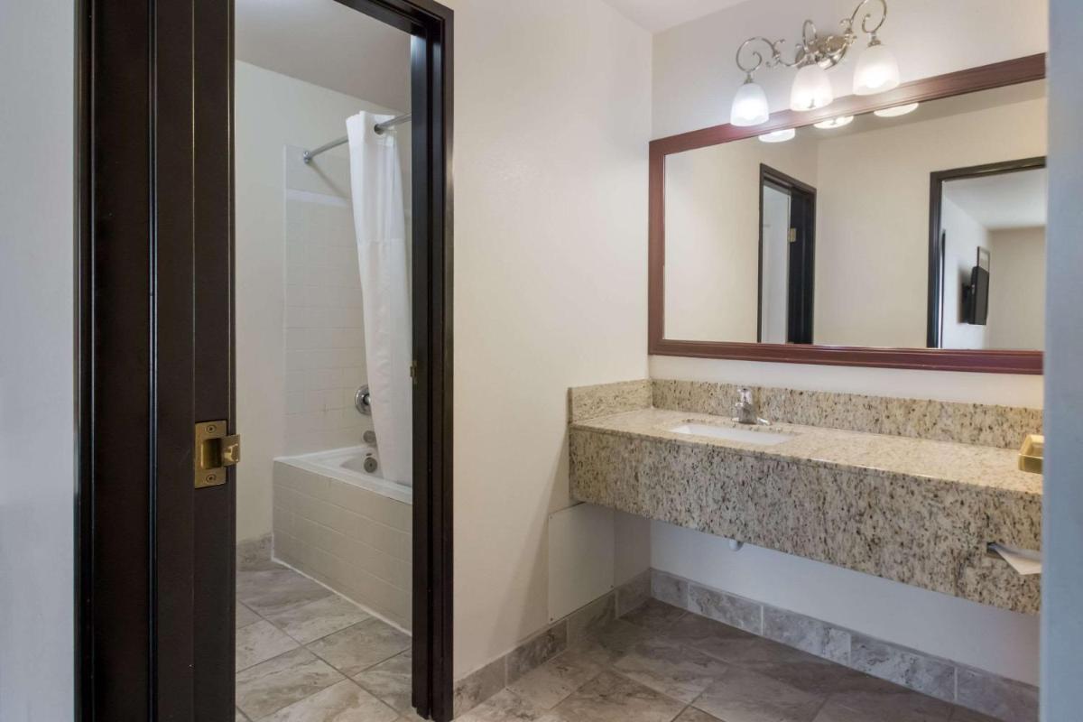 Quality Inn & Suites Airport West Salt Lake City - image 3