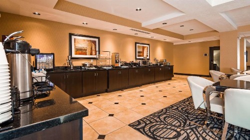Best Western Plus Airport Inn & Suites - image 6