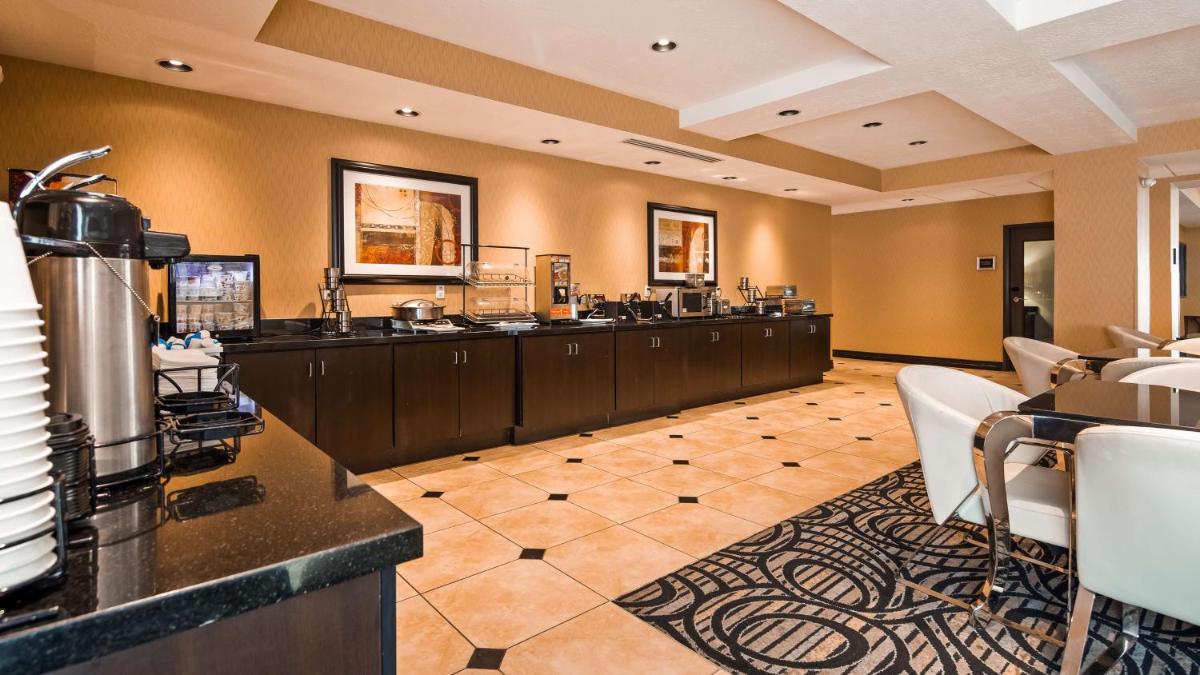 Best Western Plus Airport Inn & Suites - image 6