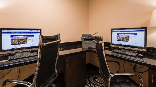 Best Western Plus Airport Inn & Suites - image 8