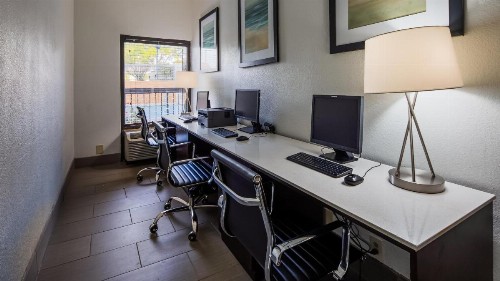Best Western Plus Medical Center South - image 18
