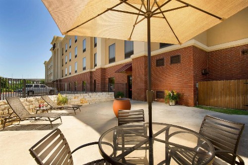 Hampton Inn and Suites San Antonio Airport - image 2