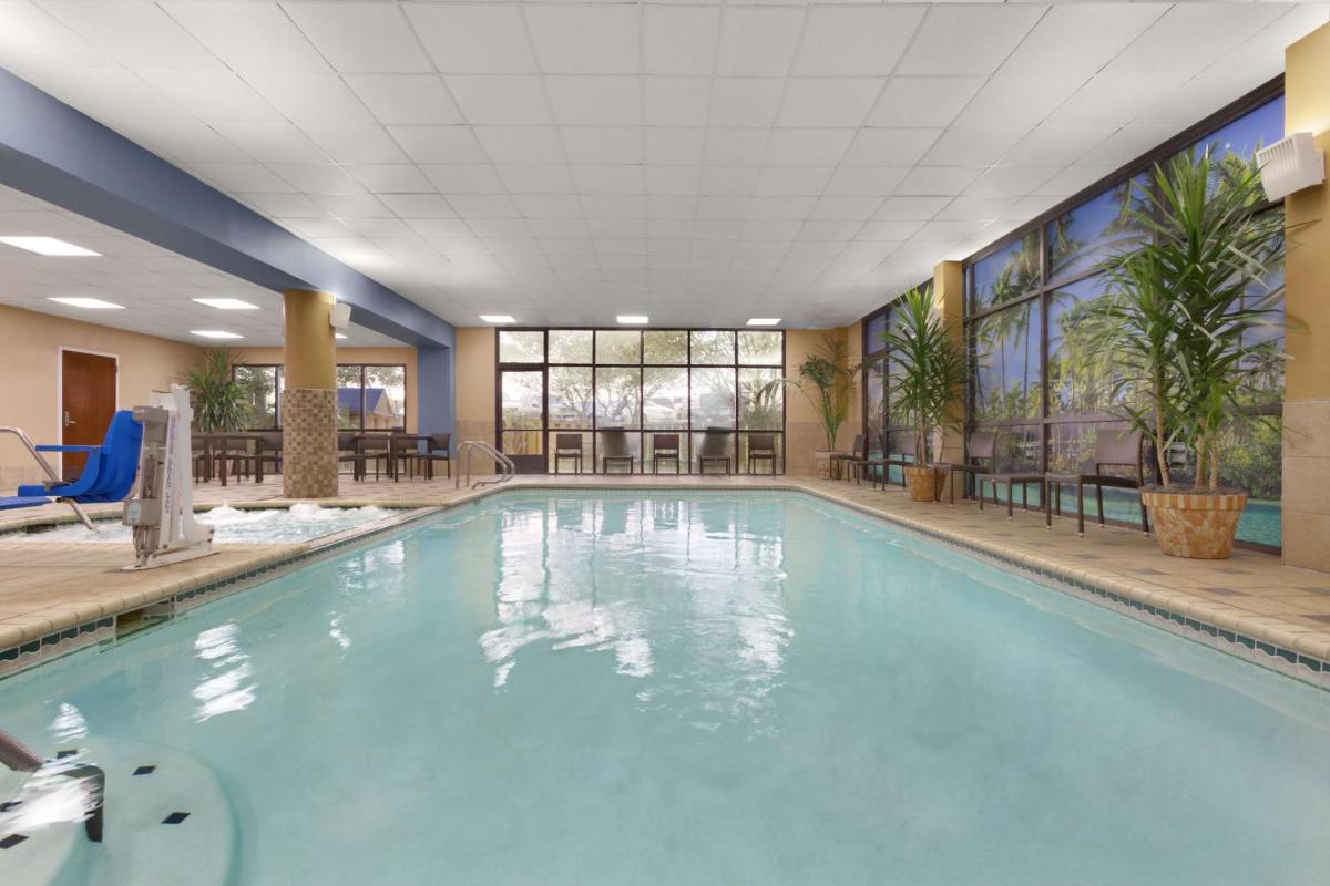 Embassy Suites San Antonio Airport - image 7