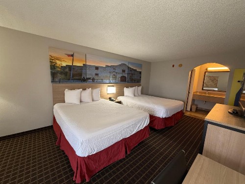 Days Inn by Wyndham San Antonio Interstate Hwy 35 North - image 4