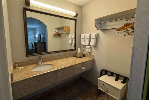 Days Inn by Wyndham San Antonio Interstate Hwy 35 North - image 5