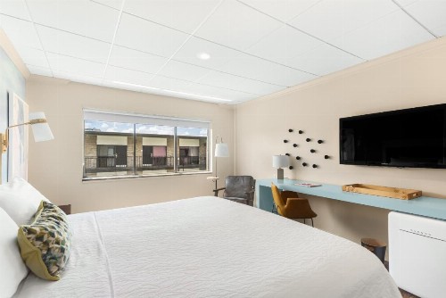 Riverwalk Plaza Hotel - image 11
