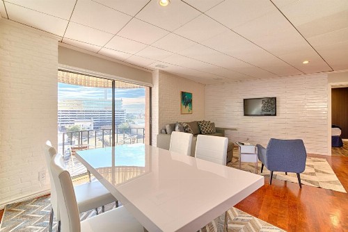 Riverwalk Plaza Hotel - image 2