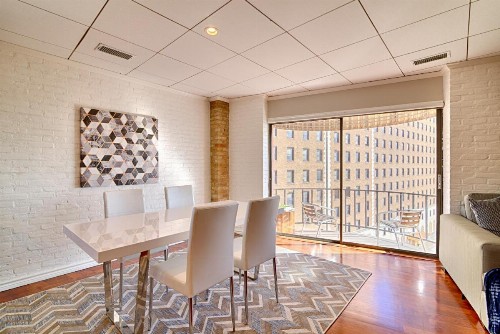 Riverwalk Plaza Hotel - image 3